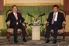 前副總統蕭萬長代表總統馬英九出席今年的亞太經合會（APEC），與中國國家主席習近平，今（6）日中午11點30半在峇里島拉古納飯店展開會晤，雙方互稱「習先生」、「蕭先生」。圖：中央社