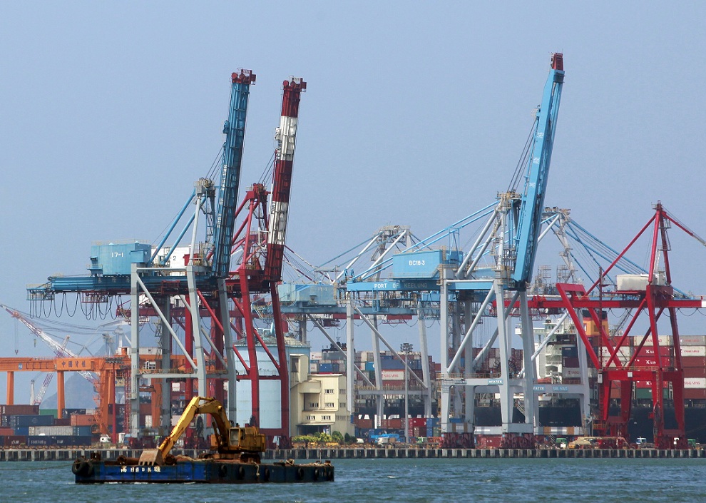 行政院主計總處14日大幅下修今年經濟成長率預測至1.56%，比5月預測值3.28%大幅下修1.72個百分點。圖片來源：達志影像/路透社資料照片