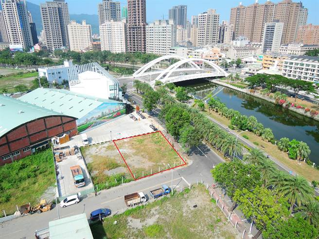 中都重劃區土地標售131.54坪(紅線框內)，每坪85.289萬元。圖：高雄市地政局