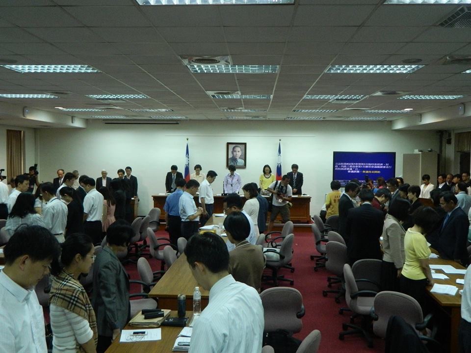 經濟委員會召委黃昭順今(6)日帶領現場的全體委員及官員替高雄氣爆受難者默哀。圖：曹漢陽／攝。