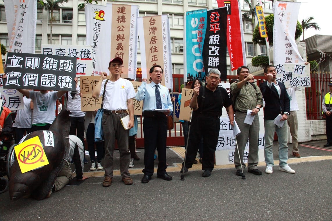 社會住宅推動聯盟、無殼蝸牛聯盟、公平稅改聯盟等團體今日下午1點半左右來到財政部前，要求政府全面啟動房地產稅制改革。圖:社會住宅推動聯盟提供