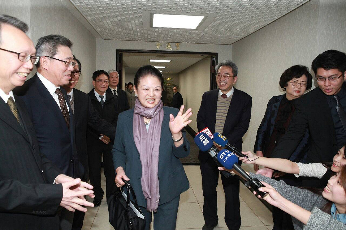 長庚醫院去年12月30日召開董事會，全體董事一致通過推選李寶珠為董事長，會後李寶珠（中）走出會議室。圖：姚惠珍/攝