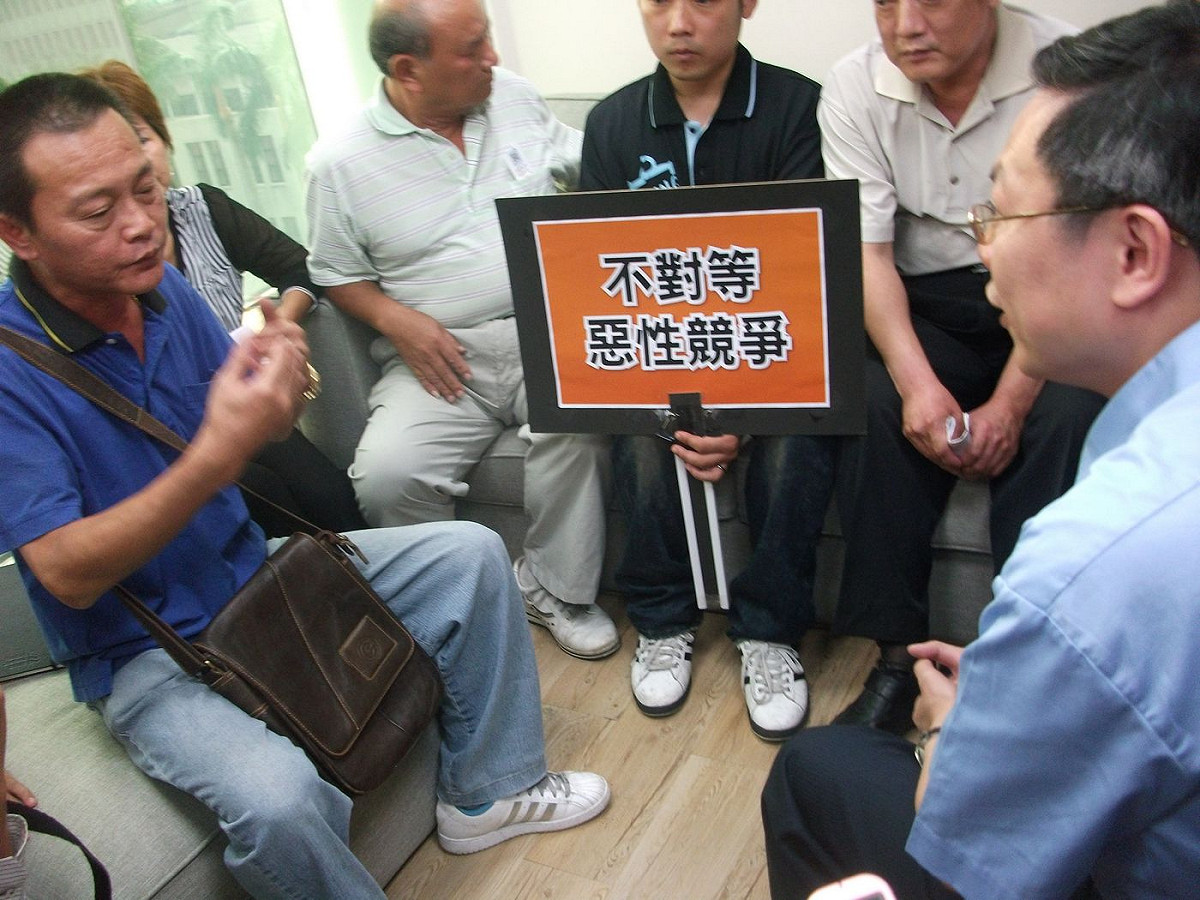 數名印刷業者今（2）日在親民黨立法委員陳怡潔辦公室，和陸委會主委王郁琦（右）會面、陳情。圖：涂鉅旻/攝