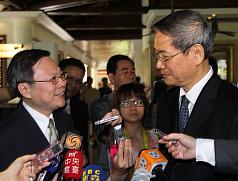 陸委會主委王郁琦與中國國台辦主任張志軍今（6）天中午談話時，互稱官銜，總統馬英九下午對此表示欣慰與肯定。圖：中央社