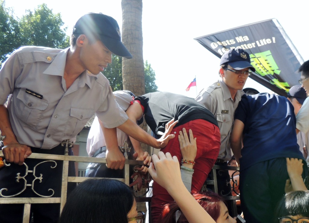 由大學學生所組成的青年反服貿行動，今早號召青年「佔領立院，奪回未來」。在立法院大門口怒喊「拒絕黑箱審查、退回服貿協議」，現場約20名民眾強行翻過立法院鐵柵欄，引爆強烈警民衝突。圖：林怡嫺/攝