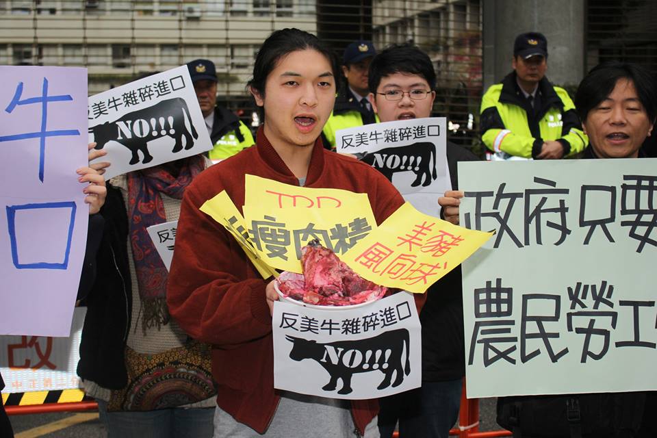 由全國關廠工人連線、黑色島國青年陣線等團體組成的「人民監督雜碎聯盟」10多人今(9)早前往經濟部開記者會表達不滿。圖：林雨佑/攝