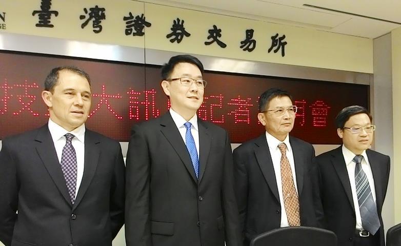 華亞科與台灣美光股權交換，華亞科成為台灣美光100%子公司，華亞科將下市。右2是華亞科董事長暨南亞科總經理李培瑛，左2是華亞科財務長沈道邦。圖：中央社