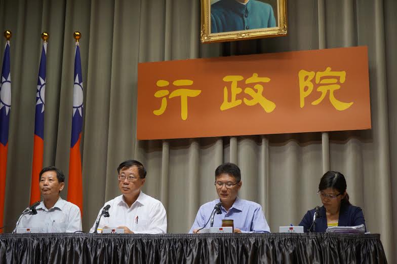 農委會主委陳保基（左二）與行政院發言人孫立群（右二）對於外界質疑自由經濟示範區納入農業加值品項，表達嚴正抗議。圖：尤騰輝/攝