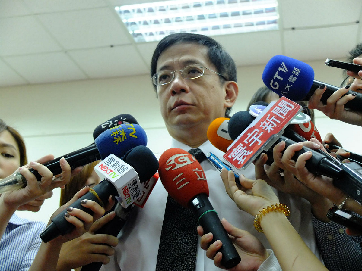 國發會主委管中閔今(26)日針對立法院外抗議的民眾指出，還是要透過民主程序，而不是透過其他方式。圖：翁嫆琄/攝。
