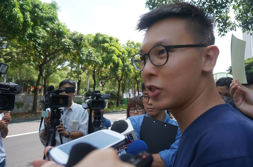 林飛帆今（11）日出在公民團體「巢運」抗議活動受訪時批評貨貿談判，「一躲再躲，躲到宜蘭礁溪」，還必須透過跟新聞媒體記者透過電話連線的方式，來把裡面談況的實況報導出來，根本是「史無前例」的談判情況。圖：張容瑄/攝