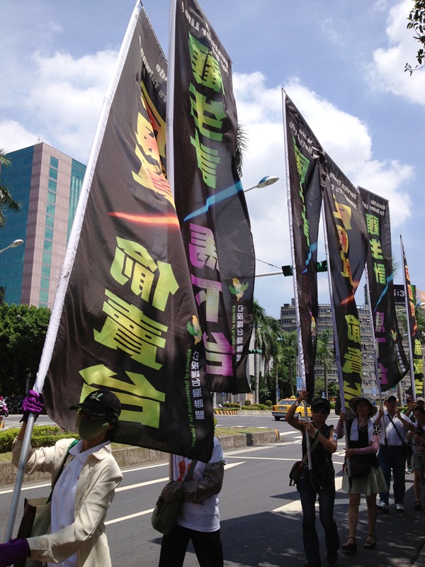 公投護台灣聯盟揮舞著大旗表達不滿。圖3：王立柔攝