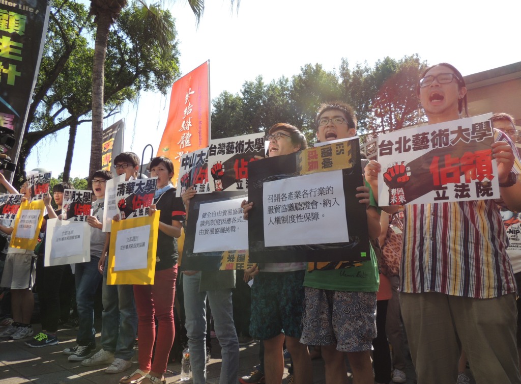 今(31)日上午在立院前舉行「佔領立院、奪回未來」青年反服貿行動，發起人清大研究生魏揚表示，這場行動是行使公民的權利，在場每一位都有資格聽取政府說明。圖：林怡嫺/攝