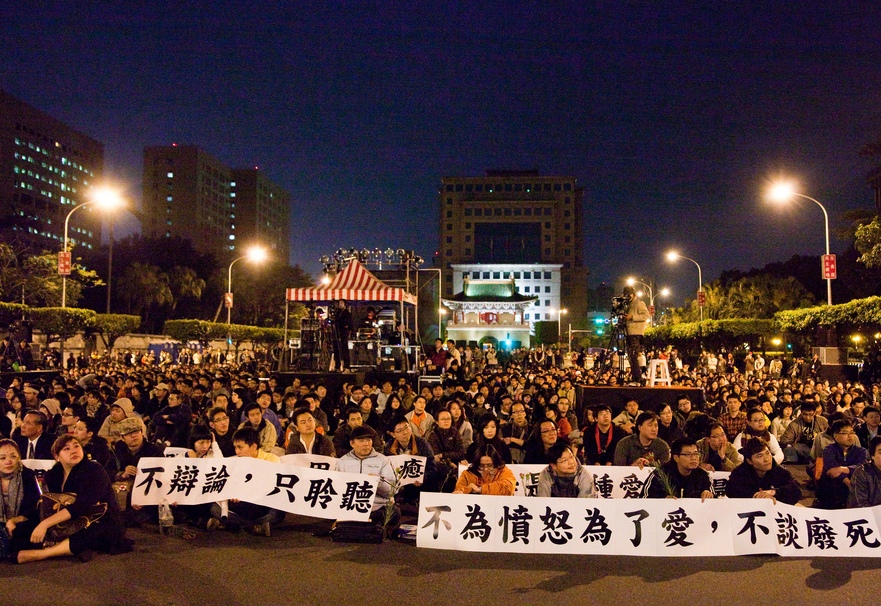 「傾聽就是力量，我與受害者同在！」將近2000位民眾，昨（28）日晚間走上總統府前凱達格蘭大道，聆聽多位受害者家屬的心情故事。照片提供:朱學恒