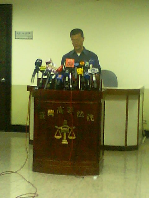 高院行政庭長陳晴教召開記者會，簡易說明扁案二審判決理由。攝影：王鼎鈞