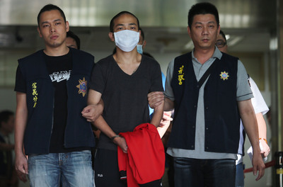 刑警薛貞國被毆打致死案，主嫌之一的幫派份子萬少丞昨投案，今(20)日由台北市警方將他與同夥移送台北地檢署偵辦。圖：中央社。