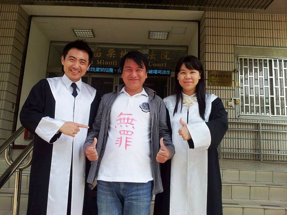 傅東森、葉天鴻去年在臉書上轉貼苗栗縣長劉政鴻靈堂合成圖像，遭到劉政鴻以公然侮辱提告，苗栗地方法院今(17)日一審宣判無罪。圖:翻攝自傅東森臉書