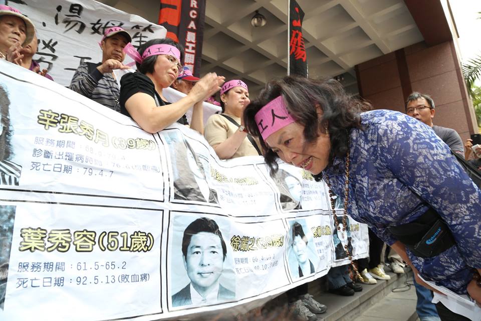 RCA關懷協會理事長劉荷雲哽咽念完聲明後，轉身向夥伴們致謝。圖：林雨佑/攝