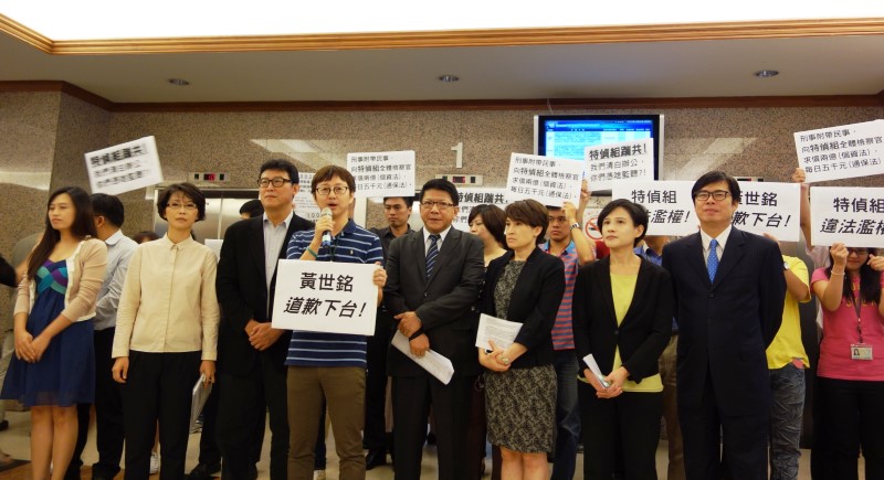 針對特偵組監聽立法院0972總機一事，立法院員工日前成立監聽受害者聯盟，今（3）日上午約40人拿著「特偵組違法濫權」、「黃世銘道歉下台」等標語牌，喊出憤怒心聲。圖：陳其邁國會辦公室提供