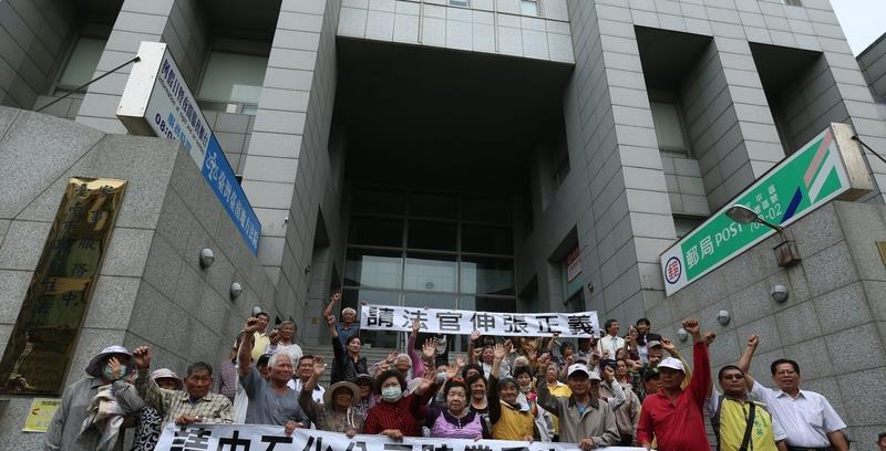 台南地方法院7日宣判中石化安順廠戴奧辛污染國賠案，經濟部及中石化需賠償1億6817萬元。圖為居民先前赴台南地院拉白布條表明立場。圖：中央社資料照片