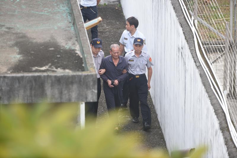 法務部5日晚間執行6名死囚槍決令。圖為死囚之一曹添壽（前中）。圖：中央社