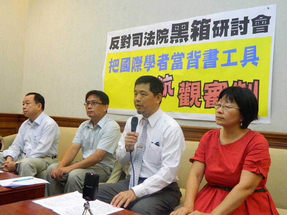 台灣陪審團協會理事長鄭文龍（左三）今（14）日痛批，司法院推的觀審制讓人民只能聽不難判，是閉門造車的怪物。圖：曹漢陽/攝