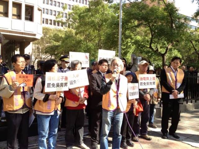 「憲法133實踐聯盟」發起人馮光遠今（2）日上午率眾前往中選會，要求中選會歸還他們日前遭刪除的罷免提議書，並附上理由。圖：王立柔/攝