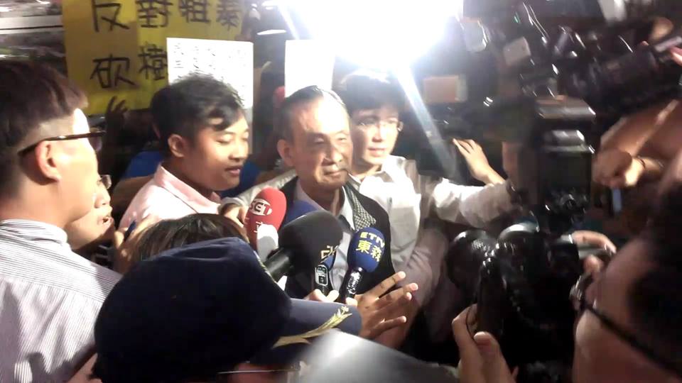 台北地方法院今(2)天凌晨零時45分左右，針對因八德合宜住宅標案涉嫌行賄的遠雄集團總裁趙藤雄與開發部前副總經理魏春雄所重新召開的羈押庭，裁定2人收押禁見。圖：劉奕霆/攝