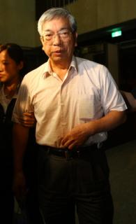 海關爆發集體貪污案，台北地方法院今(7)日傍晚作出最新裁定，將關稅局副總局長呂財益等11人羈押禁見。圖片來源：中央社。
