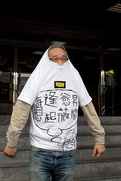 作家馮光遠因被國民黨立委吳育昇控告加重誹謗而在22日出庭，他身著寫有「每逢慾昇想起薇閣」的T恤，引來媒體的目光。圖片來源:翻攝自馮光遠臉書