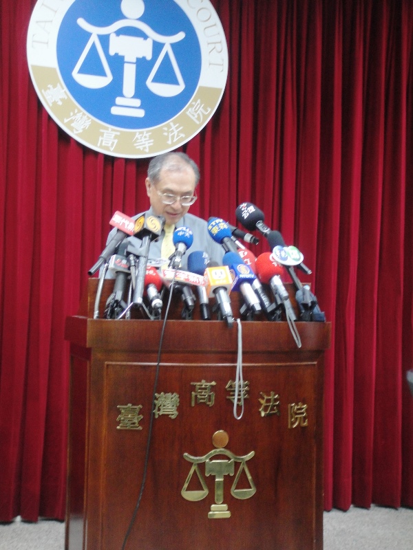 國民黨對立法院長王金平黨籍存在假處分的抗告案，今（30）天上午遭高等法院合議庭裁定駁回，行政庭長洪光燦召開記者會說明。圖：王立柔/攝