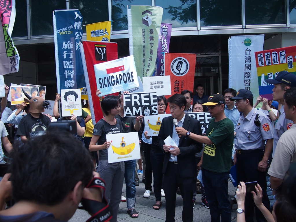 台灣人權促進會秘書長邱伊翎(左)代表，向新加坡商務辦事處駐台代表白主任(右)遞交抗議書。圖:何星瑩/攝。