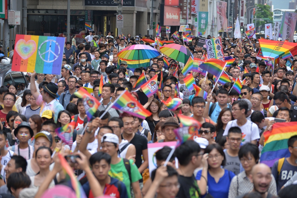 北市府23日發布新聞稿表示，民政局將針對現行法令「限制婚姻採一男一女之結合」聲請釋憲。圖為7月11日伴侶盟舉辦之「為婚姻平權而走大遊行」活動照片。圖:伴侶盟提供