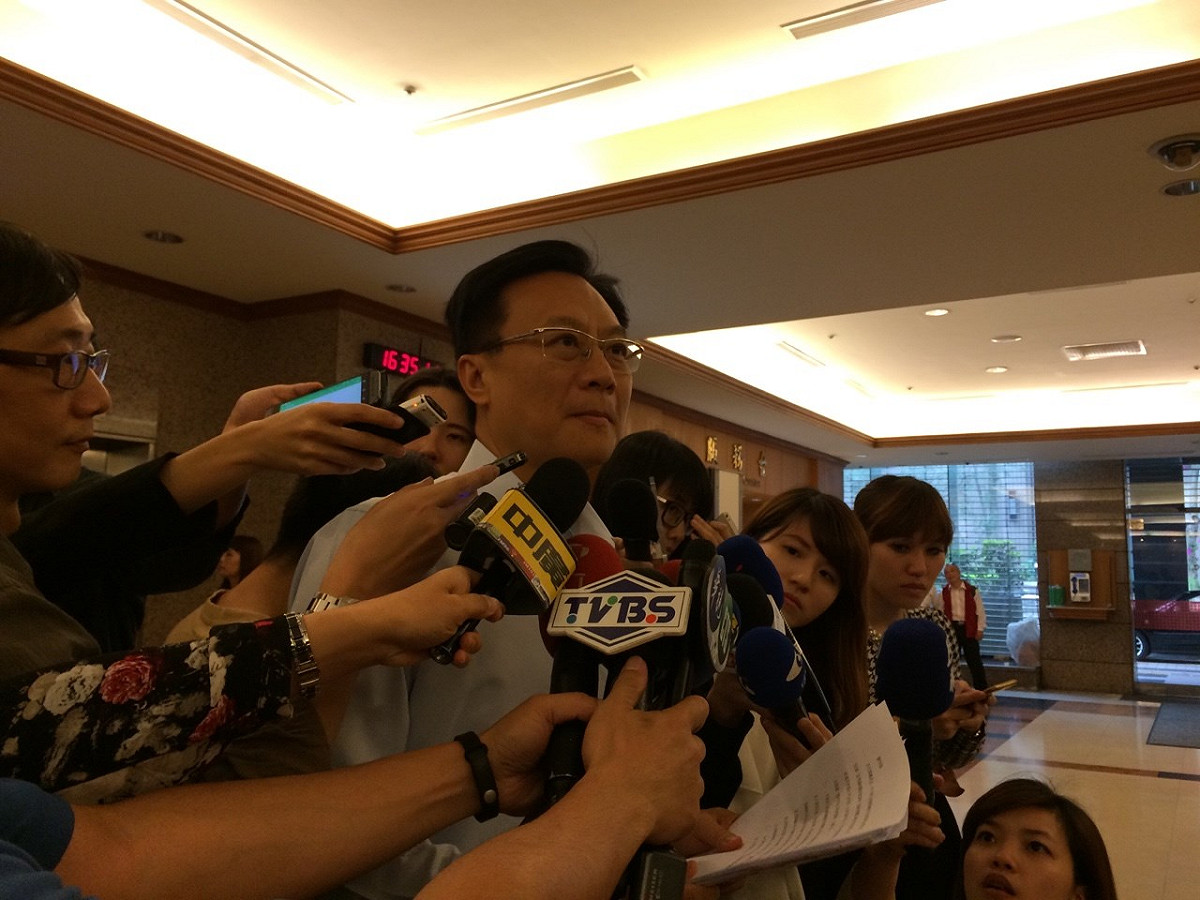 前彰化縣長卓伯源16日下午到立法院召開記者會，控訴彰化地檢署濫權偵查，他對違法搜索會告到底。圖：符芳碩/攝