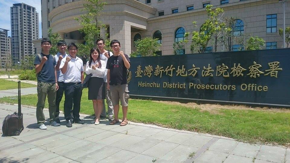 魏揚等學生因立委呂學樟控告妨礙名譽，11日上午再前往新竹地院檢察署出庭。圖:翻攝邱顯智臉書