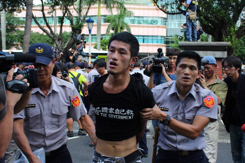 臺左維新、基進側翼等團體成員今(26)日上午翻過立法院外圍牆，在立院廣場靜坐，遭警方強制驅離，並逮捕2名學生，其中1位學生謝長宏在和警方推擠中還流血受傷。圖：劉奕霆/攝