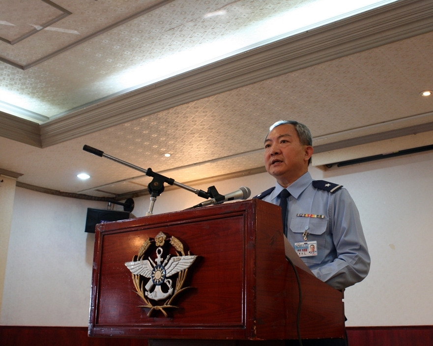 軍事高等法院檢察署檢察長曹金生今(31)日在三軍軍官俱樂部說明起訴書內容。圖：林良齊/攝