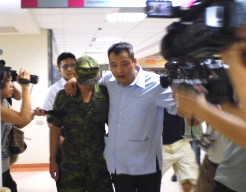 今天上午十時許，由軍事檢察官主導這項模擬，包括尤姓排長帶著洪仲丘與另一名同儕到醫院檢查身體的整個過程，以及陳以人到醫院催辦與護士小姐帶著洪仲丘到各站量血壓、體重照x光與抽血、驗尿等等。圖：陳權欣/攝