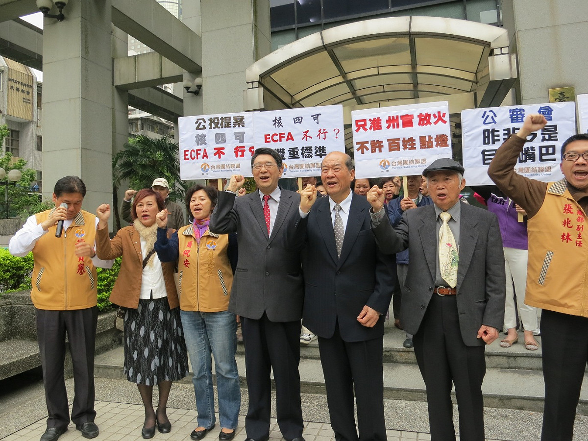 台聯主席黃昆輝25日在行政法院痛批政院及公審會玩弄公投法，剝奪人民權益。圖：林朝億/攝
