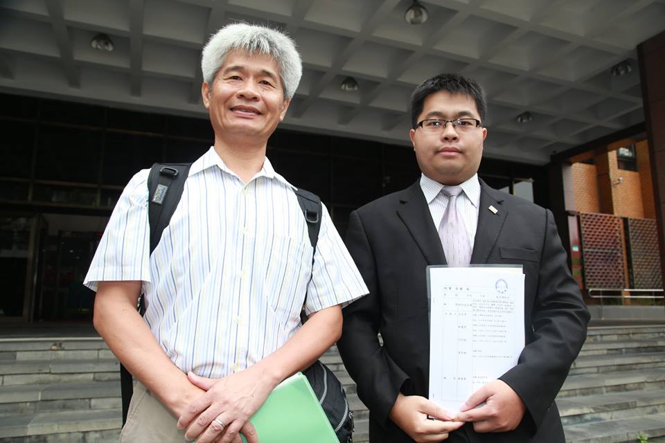 台灣教授協會會長呂忠津（左一）、永社律師黃帝穎（左二）拿著告發狀，今天早上於開庭前，在台北地檢署前舉行記者會。圖：林雨佑/攝