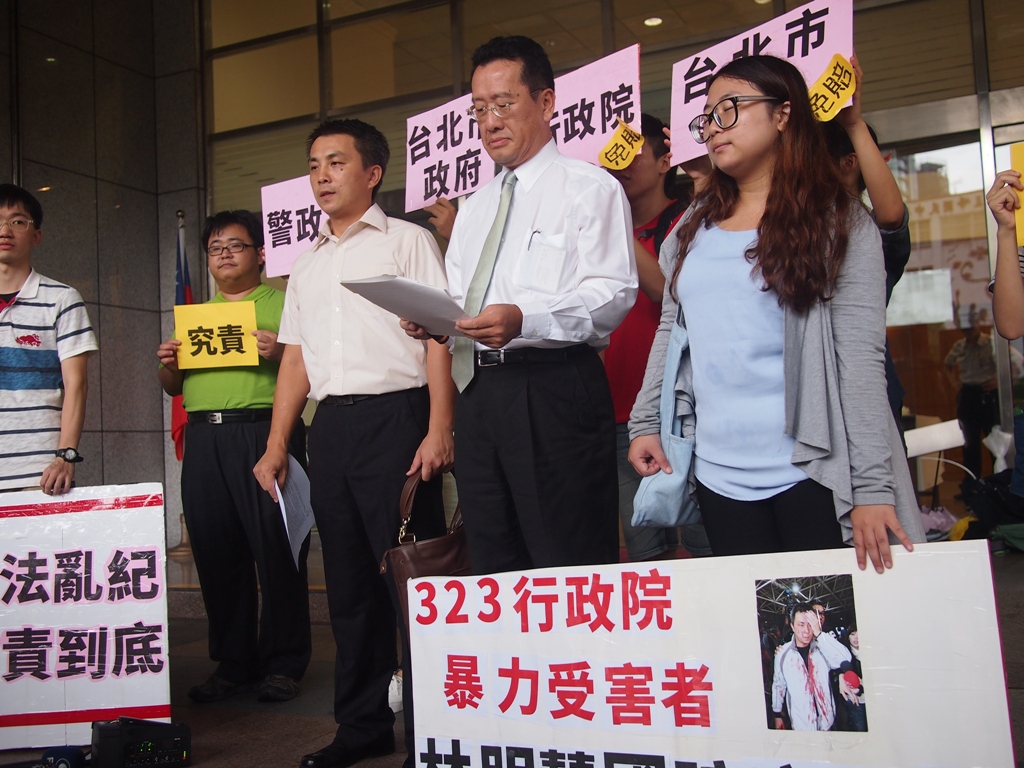 台北地院7日下午宣判，北市府應賠償國中老師林明慧30萬元，為去年3/24警方在驅離佔領行政院群眾時，用警棍擊打林明慧頭部的行為負責。圖:何星瑩/攝