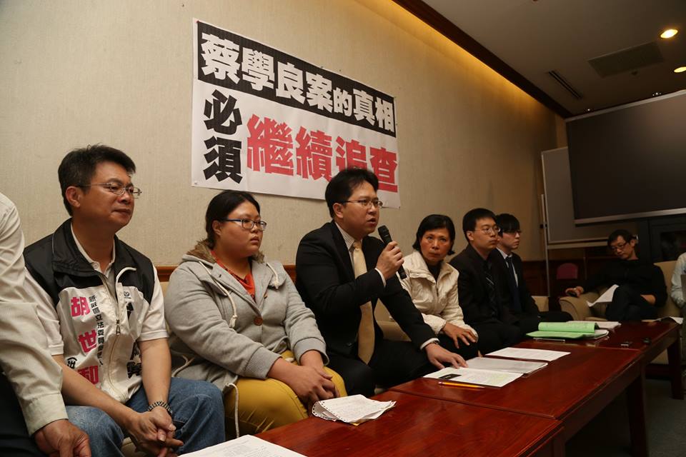 蔡學良母親尤瑞敏、律師團、立委陳唐山等人下午召開記者會，回應判決。圖：林雨佑/攝