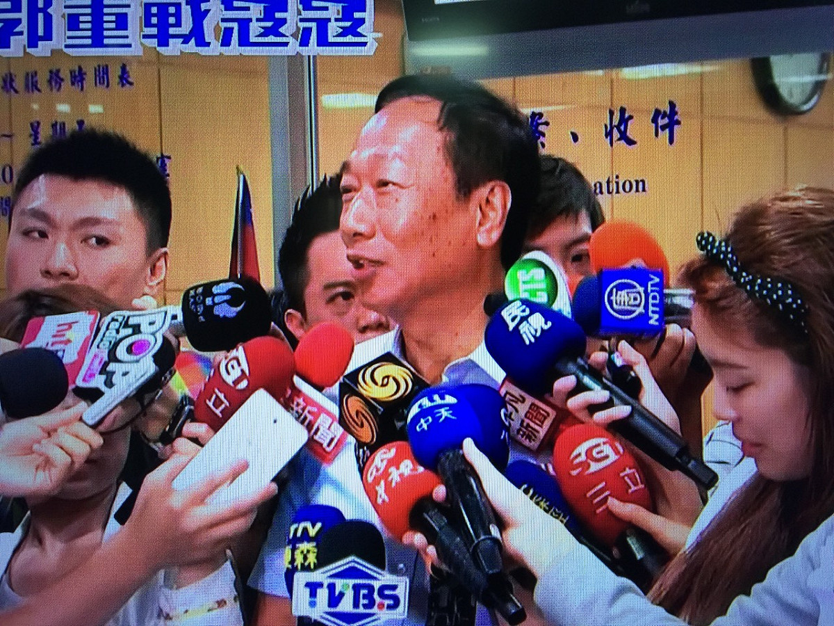 鴻海集團董事長郭台銘不滿名嘴周玉蔻爆料，說他去年曾捐3億元給北市長候選人連勝文，因此控告周玉蔻並求償千萬元。台北地方法院15日上午傳喚郭台銘作證，和周玉蔻當面在法庭上對質。圖：翻攝自三立電視