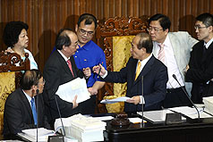 立法院朝野14日協商爭議法案，其中也包括意義重大的法官法，國民黨中央政策會執行長林益世（後右3）、民進黨團總召人柯建銘（前右2）等人與立法院長王金平（前右）交換意見。圖片來源：中央社