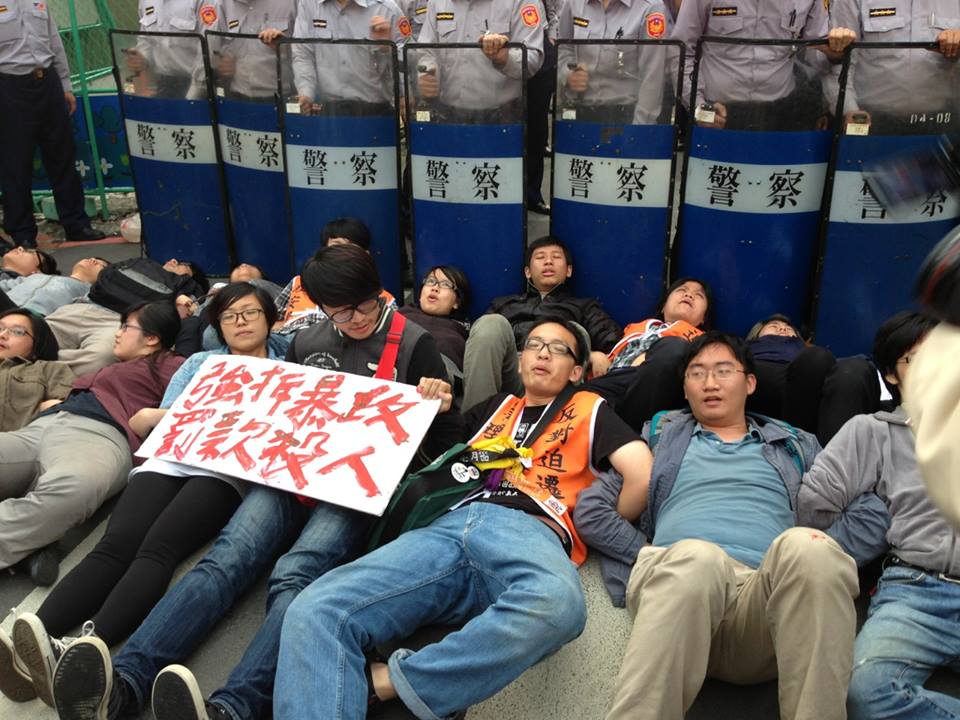 法務部去年4月強拆華光社區，許多聲援者躺地抗爭擋拆。圖：華光社區訪調小組提供