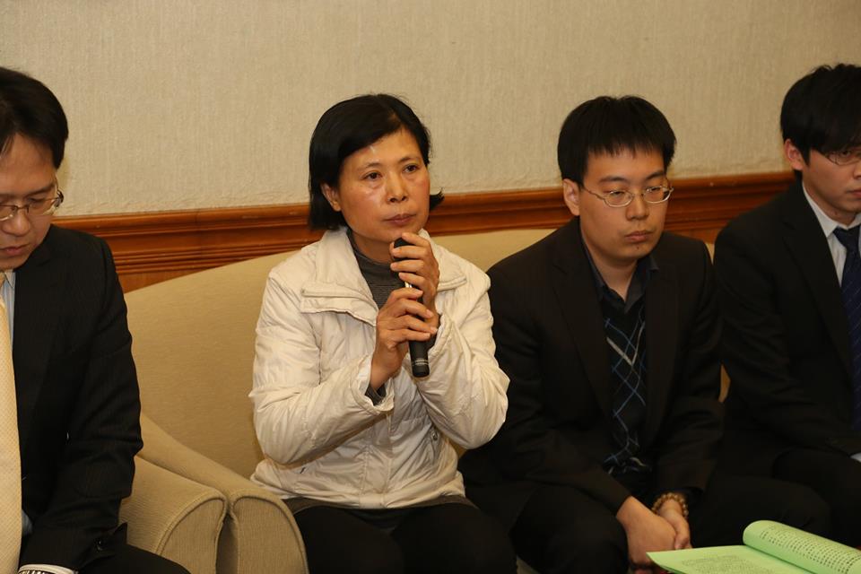 蔡學良母親尤瑞敏感謝法官，但也強調這只是開始，她們要求國防部主動釐清真相，「沒有真相，沒有原諒」。圖：林雨佑/攝
