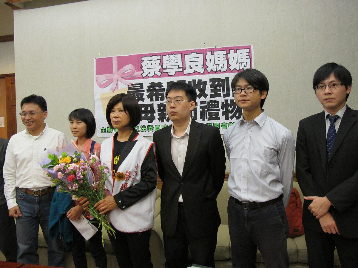 蔡學良母親與辯護律師及支持者合照。圖：林朝億/攝