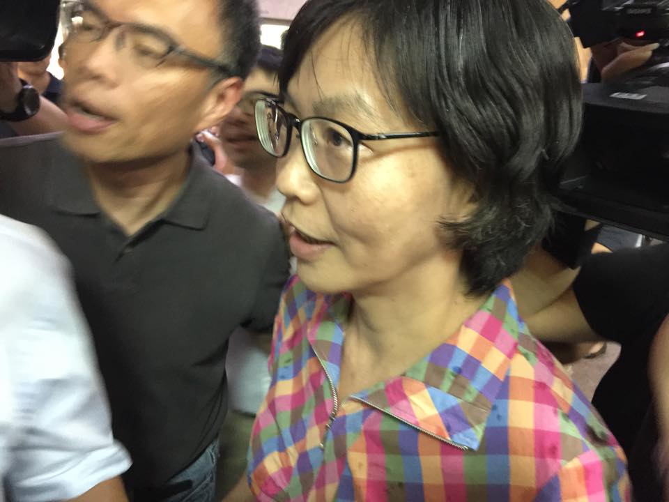 台北市長柯文哲因被指控於台大醫院期間，私設MG149帳戶，並制定內規涉嫌貪污，因此，台北地檢署以《貪污治罪條例》將柯文哲以被告身份傳喚出庭，台大醫院葉克膜小組前組長蔡壁如在3點10分抵達。圖：劉奕霆/攝
