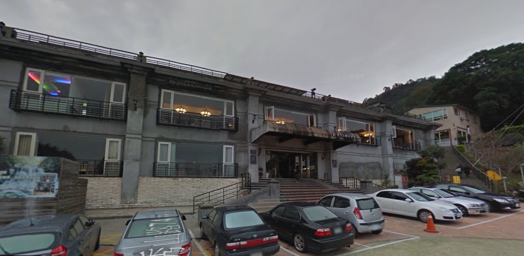 日前因為違建「越拆越大」讓台北市長柯文哲氣到遷怒內湖分局長張夢麟的北投貴子坑鄉村俱樂部，檢調今(17)日兵分多路，前往俱樂部和公司負責人的辦公室、住處搜索，並且約談相關人員。圖：翻攝自google地圖