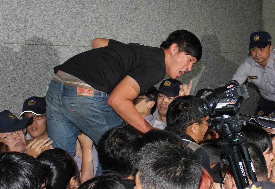 陳為廷前年對前苗栗縣長劉政鴻丟鞋一案，30日開庭，陳對劉政鴻劉怒吼，「你把人逼死了，他會來找你報仇，他一定會來找你！」。圖為陳為廷去年9月因為聲援佔中，衝香港駐台辦事處時情形。圖：新頭殼資料照片