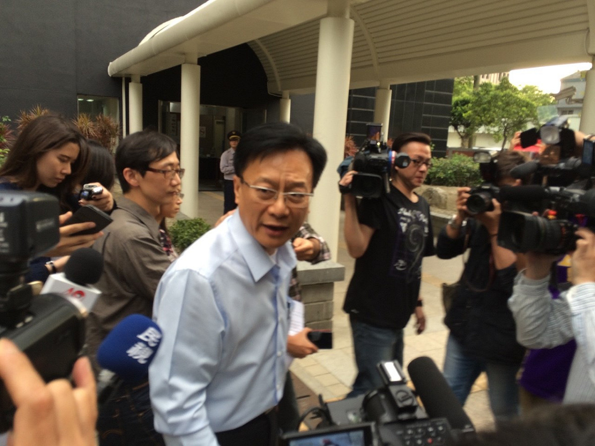 面對記者詢問是否認為是司法迫害，原本準備離去的卓伯源停下腳步，略帶火氣表示「這不是迫害，什麼才是迫害」？圖：符芳碩/攝